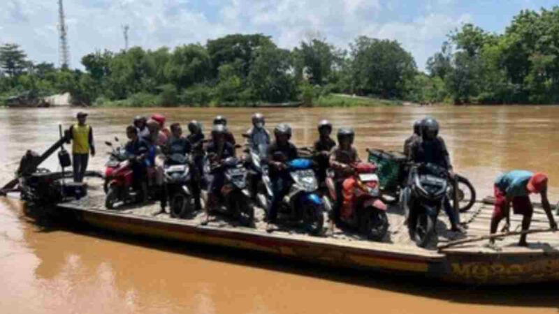 Perahu tambang sebagai alternatif penyebrangan saat jembatan Pagerluyung ditutup sementara,(Ist).