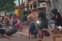 sejumlah pemuda terlibat tawuran di sebuah lokasi yang disebut berada di Dusun Pambon, Desa Brengkok, Kecamatan Brondong, Lamongan,(Ist)/tangkapan layar.