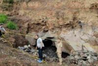 petugas Polsek Bumiaji menutup akses menuju tambang dengan memasang garis polisi,(Ist).