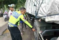 Petugas dari Satlantas Polres Jember saat melakukan olah TKP laka lantas yang menewaskan seorang pelajar di Puger, (Ist).