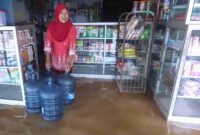 Salah seorang warga Desa Wonoasri, Kecamatan Tempurejo, saat melakukan aktifitas di rumahnya ditengah kondisi tergenang banjir, (Ist).