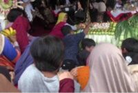 Warga rela berdesakan berebut gunungan hasil bumi dalam rangka hari jadi kabupaten Lumajang, (Ist).