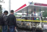 Minibus terbakar di area SPBU Tempeh, Lumajang,(Ist).