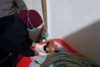 Petugas kepolisian dari Polsek Kerek saat melihat kondisi korban usai gantung diri di rumahnya, (Foto: Assayid Anazili/LiputanSatu.id).