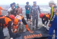 Tim SAR Gabungan saat melakukan evakuasi korban yang ditemukan meninggal di Pantai Paras Situbondo, (Foto: Fia/Liputansatu.id).