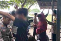 Terlihat sejumlah petugas dari Polsek Besuki, Polres Situbondo saat melakukan pemeriksaan kepada sejumlah remaja yang diduga sedang ngelem, (Foto: Fia/Liputansatu.id)