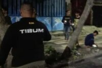 Petugas Satpol PP Surabaya mengawasi pemburu koin jagat di salah satu fasilitas umum Surabaya,(Ist).