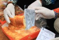 Ponsel di sembunyika didalam roti oleh pelaku,(Ist).