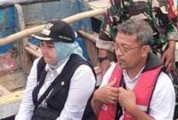 Kepala Desa Segoro Tambak, Sedati, Sidoarjo, Anik Mahmudah, mendampingi petugas BPN Sidoarjo meninjau lokasi HGB di Laut Sidoarjo,(Ist).