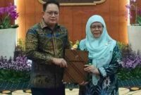 Pj Gubenur Jawa Timur, Adhy Karyono, (kiri) saat memberikan surat perintah tugas kepada Wakil Bupati Situbondo, Nyai Khoirani,(Foto: Fia Rahma,Liputansatu.id)