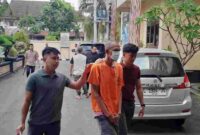 Pelaku pencurian motor, saat digelandang ke Mapolres Situbondo (Foto: Fia Rahma/Liputansatu.id)