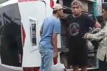 Elf Terguling di Jalan Raya Ngasem, Bojonegoro, 8 Penumpang Alami Luka-Luka Mobil Elf terguling di Bojonegoro