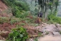 Jalur utama Madiun menuju telaga Ngebel, Ponorogo mengalami longsor (Ist).