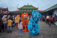 Petunjukan Barongsai sebagai puncak perayaan Imlek di Klenteng Kwang Sing Bio, Tuban (Foto: Assayid Annazili/Liputansatu.id)