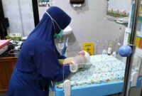 Bayi dalam kardus yang ditemukan warga dibawa ke Rumah Sakit Dr. Koesma Tuban guna mendapatkan perawatan lebih lanjut (Foto: Assayid Annazili/Liputansatu.id).