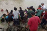 Evakuasi nelayan tewas di perairan Tuban (Foto: Assayid Annazili/Liputansatu.id).