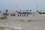 Cuaca Ekstrem Terjang Pesisir Tuban, Kapal Nelayan Tenggelam di Pantai Sowan Kapal nelayan Tuban tenggelam