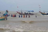 Evakuasi kapal nelayang yang tenngelam di pantai Soan, Tuban (Foto: Assayid Annazili/Liputansatu.id).