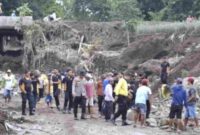 Polres Kediri bersama TNI dan warga Desa Wonorejo Trisulo, bangun bronjong untuk cegah banjir(Ist).