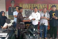 Pengembalian barang bukti kepada korban pencurian (Foto: Assayid Annazili/Liputansatu.id).