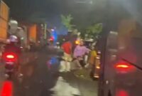 Kemacetan parah di jalur pantura Situbondo akibat banjir (Foto: Fia Rahma,Liputansatu.id).