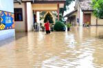 Banjir Melanda Situbondo, Kegiatan Belajar di SMKN 1 Kendit Dihentikan Banjir Melanda Situbondo, Kegiatan Belajar di SMKN 1 Kendit Dihentikan