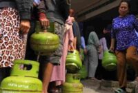 Warga antri membeli LPG 3 Kg (Ist).