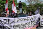 Guncang Surabaya! Ratusan Demonstran Geruduk Polda Jatim, Desak Jokowi Diadili Demo Surabaya adili Jokowi