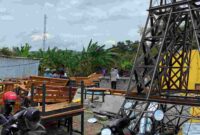 Tiga bangunan warung kopi amrbruk diterjang angin, (Aji/Liputansatu.id)