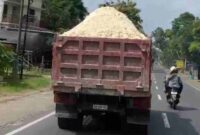 Truk tambang melintas di jalan raya Rengel-Tuban tanpa penutup, (Assayid Annazili,Liputansatu.id).
