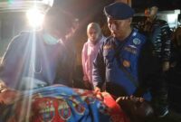 Salah satu nelayan korban kapal karam dibawa dengan ambulan untuk segera mendapatkan perawatan, (Fia Rahma/Liputansatu.id).