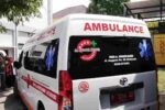 Jenazah Renville Antonio Dipulangkan Ke Surabaya, Usai Alami Kecelakaan di Situbondo Ambulans yang membawah jenazah Renville Antonio