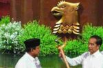 Prabowo Subianto Berikan Keris kepada Jokowi di HUT ke-17 Gerindra, Simbol Persahabatan dan Budaya Prabowo beri keris ke Jokowi