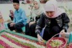 Khofifah Ziarah ke Makam Keluarga dan Bagikan Sembako Jelang Pelantikan sebagai Gubernur Jawa Timur Jelang Pelantikan khofifah ziarah ke Makam keluarga