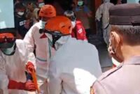 Evakuasi jezah oleh Tim Inafis Polres Tuban, Polsek Bancar, PMI Tuban, dan BPBD Tuban, (Assayid Annazili/Liputansatu.id).