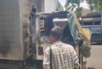 Kondisi tukk boks ekspedisi yang terbakar di Situbondo, mengalami kerusakan parah di bagian depan, (Fia Rahma/Liputansatu.id).