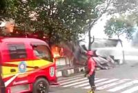 Tim pemadam berusaha memadamkan kobaran api, (Assayid Annazili/Liputansatu.id).