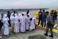 Para santri dari Ponpes Walisongo Situbondo memilh mudik lebih awal melalui Pelabuhan Jangkar Situbondo, (Fia Rahma/Liputansatu.id).