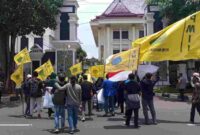 Puluhan anggota PMII Tuban gelar aksi di depan gedung Pemkab Tuban,(Assayid Annazili/Liputansatu.id).