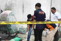 Petugas kepolisian Polres Tuban bersama tim Inafis melakukan pemeriksaan di TKP,(Assayid Annazili/Liputansatu.id).