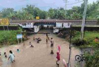 Sempat menggenangi akses jalan warga, genangan akibat luapan Sungai Bengawan Solo berangsur surut,(Said/Liputansatu.id).