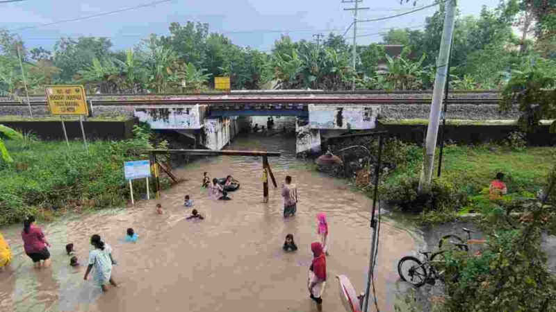 Sempat menggenangi akses jalan warga, genangan akibat luapan Sungai Bengawan Solo berangsur surut,(Said/Liputansatu.id).