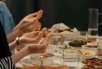 Suasana berbuka puasa umat muslim, (Ilustrasi).