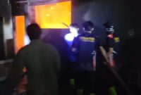Petugas pemadam kebakaran berusaha memadamkan api,(Fia Rahma/Liputansatu.id).