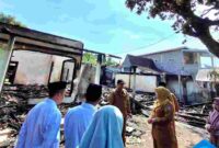 Wabub Ulfiyah tinjau lokasi kebakaran di Situbondo,(Fia Rahma/Liputansatu.id).