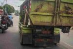 Warga Keluhkan Sampah Tercecer dari Truk DLH-P Tuban Truk pengangkut sampah DLH-P Kabupaten Tuban