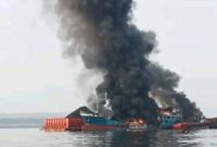 Kapal tongkang Batubara terbakar di laut Lamongan,(Assayid Annazili/Liputansatu.id).