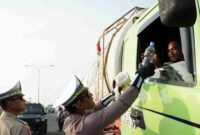 Satlantas Polres Tuban mebagikan takjil kepada pengguna jalan, dalam Operasi Siaga, Sabtu(15/03/2025),(Assayid Annazili/Liputansatu.id).