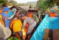 Tim SAR mengevakuasi jenazah korban ke puskesmas setempat, (Ist).