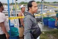 Kepolisian Polsek Mangaran memasang garis polisi dan menanyai saksi, termasuk rekan kerja korban,(Fia Rahma/Liputansatu.id).